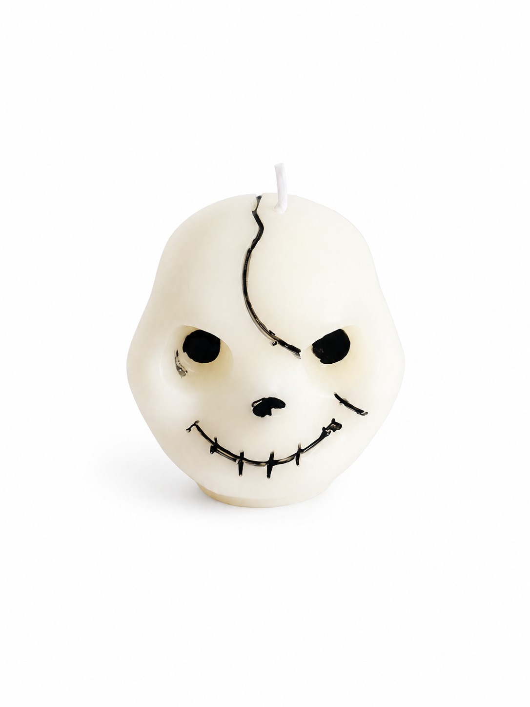 Vela decorativa en forma de calavera blanca con detalles en negro. Un clásico de Halloween para decorar con estilo tu casa, oficina o mesa de fiesta. Forma de calavera en color blanco. Viene en caja individual. Contiene 1 pieza. Marca Nico. Combínala con las velas de calabaza para crear tu rincón de Halloween. Nunca dejes una vela encendida sin supervisión. Entrega en Bogotá de 8 a 12 horas hábiles.