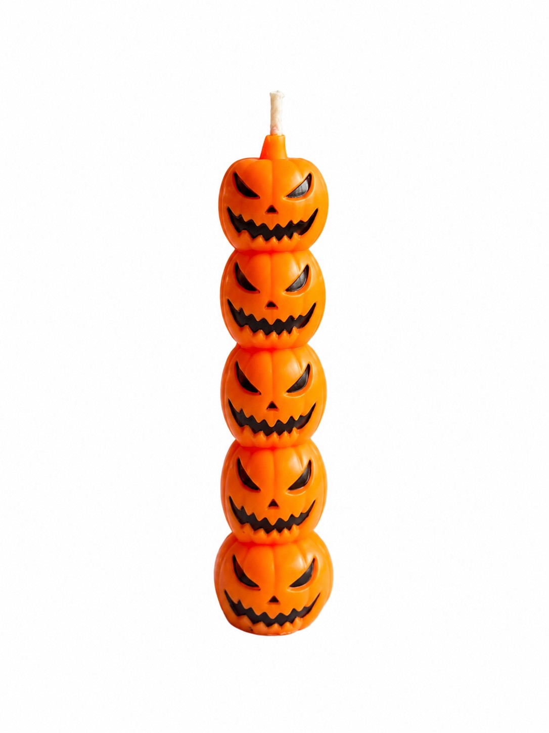 Vela decorativa vertical con forma de torre de calabazas apiladas, cada una con una cara diferente. Una pieza llamativa para decorar repisas, mesas y escritorios en Halloween. Diseño vertical de calabazas apiladas. Viene en caja individual. Contiene 1 pieza. Marca Nico. Combínala con las velas de calabaza y calavera. Nunca dejes una vela encendida sin supervisión. Entrega en Bogotá de 8 a 12 horas hábiles.