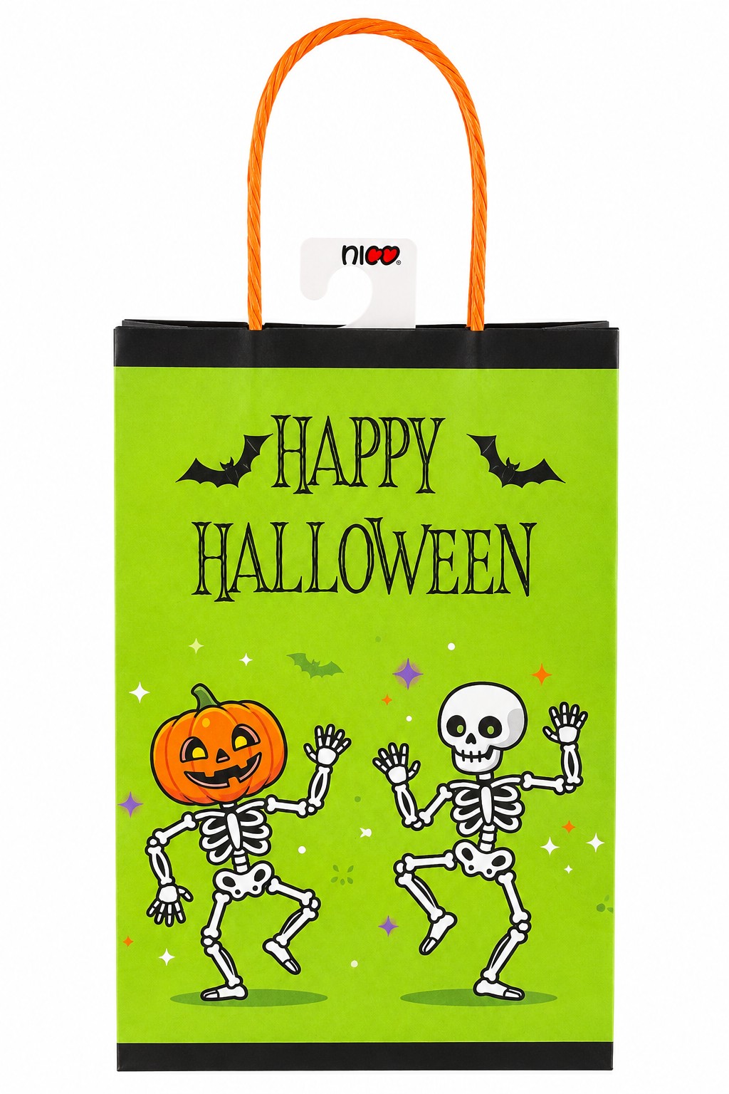 Bolsa de regalo mediana en color verde con el mensaje "Happy Halloween" y esqueletos bailando, uno de ellos con cabeza de calabaza. Alegre y divertida para entregar dulces y sorpresas. Tamaño mediano, ideal para dulces, sorpresas y regalos pequeños. Manijas de cordón naranja. Mensaje "Happy Halloween" con esqueletos y murciélagos. Marca Nico. Combínala con el letrero verde de Halloween para una decoración coordinada. Entrega en Bogotá de 8 a 12 horas hábiles.