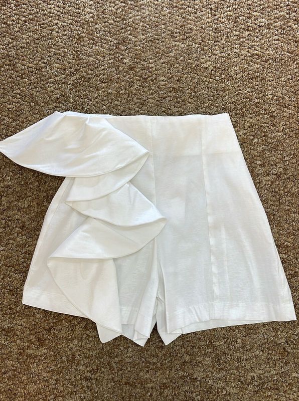 AMATISTA SHORTS IN WHITE- FINAL PRICE WAS $1190TT NOW $299 TT