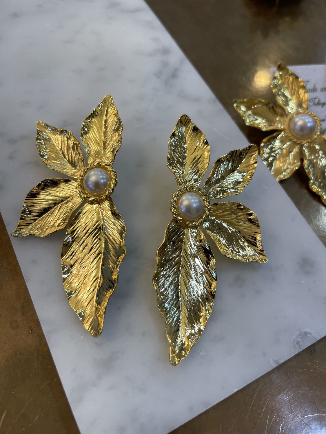 MAXI FLOR GOLD PERL EARRINGS, Colour: GOLD PEARL