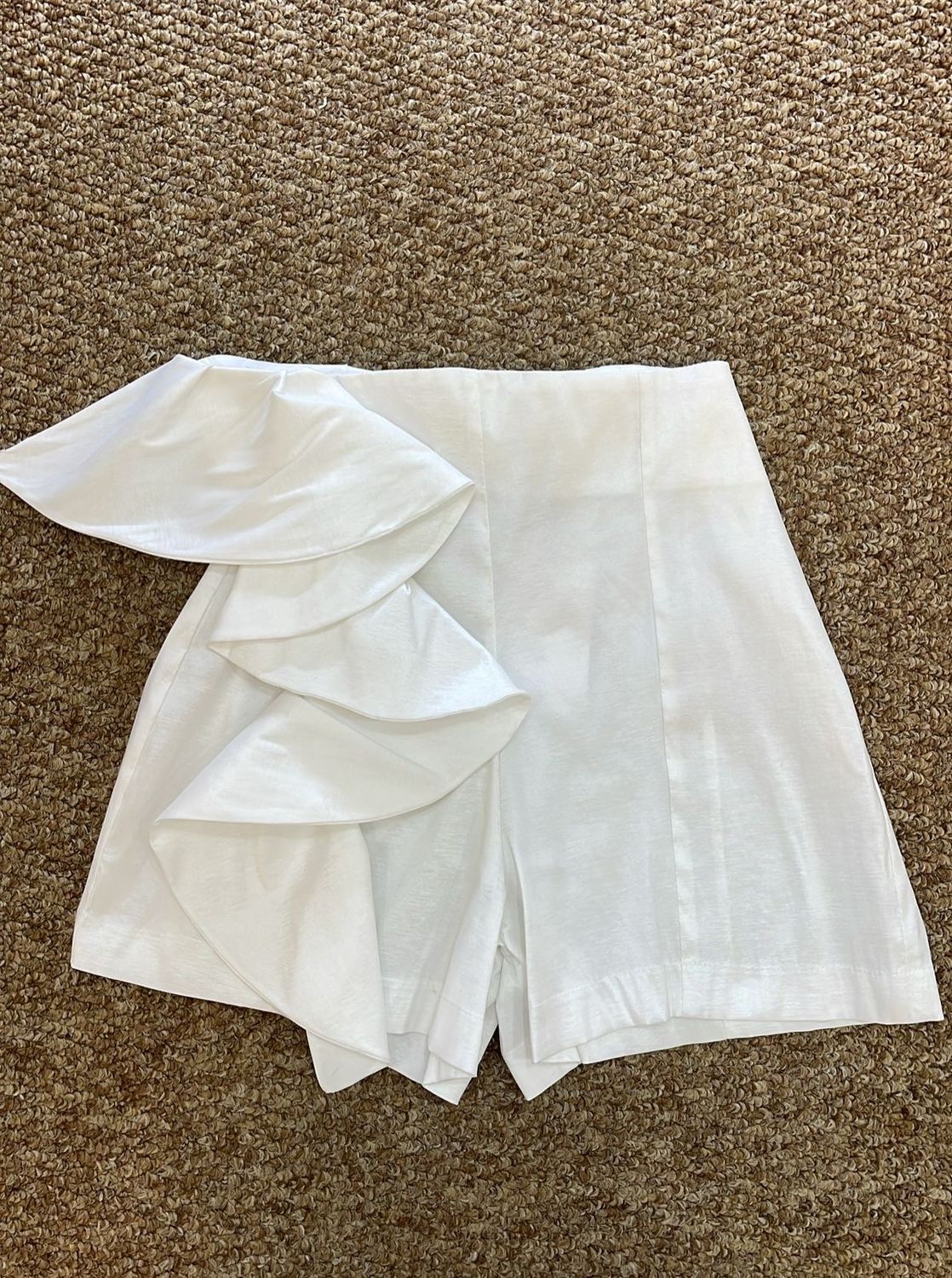 AMATISTA SHORTS IN WHITE- FINAL PRICE WAS $1190TT NOW $299 TT, Size: M