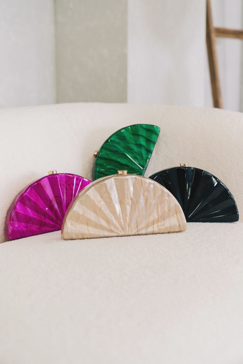SHELL ACRYLIC CLUCTH