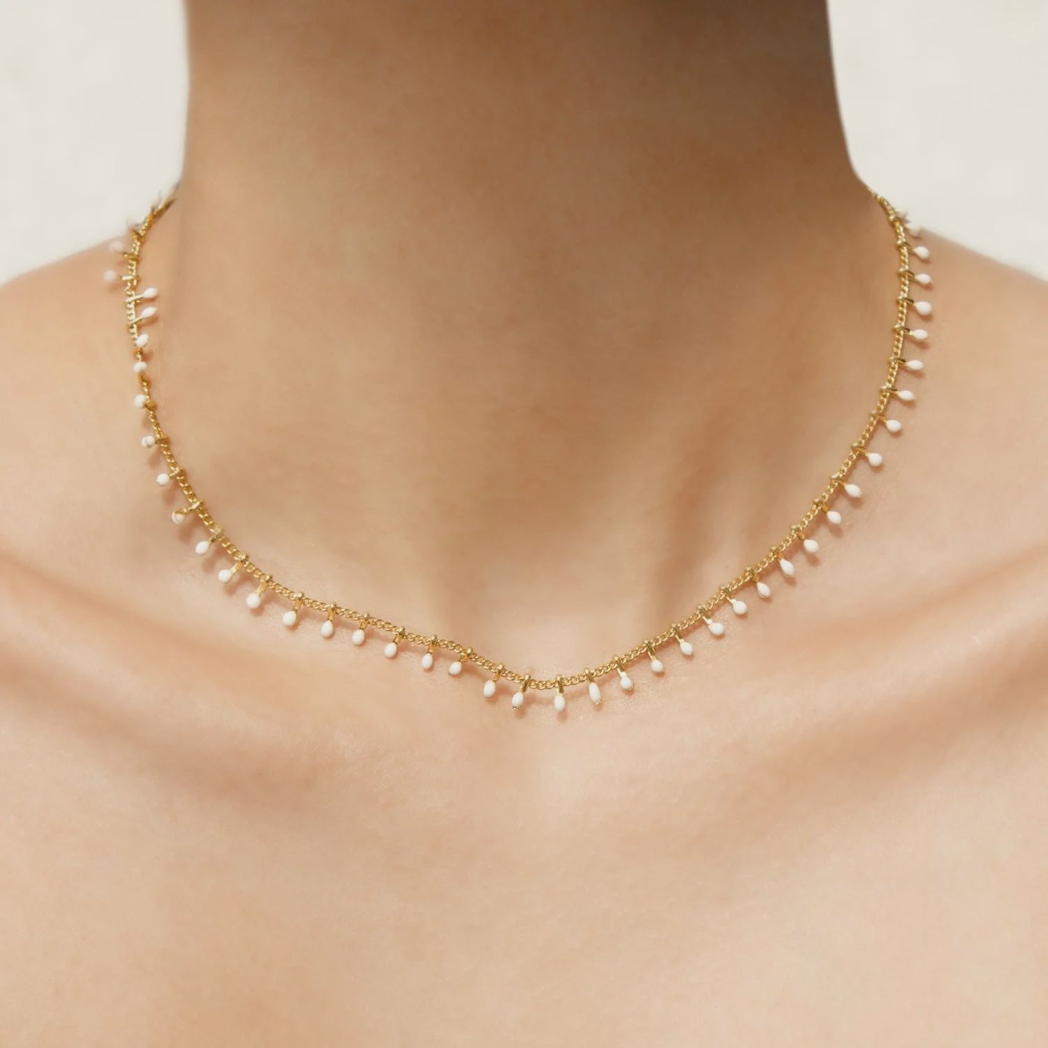 FOST WHITE NECKLACE