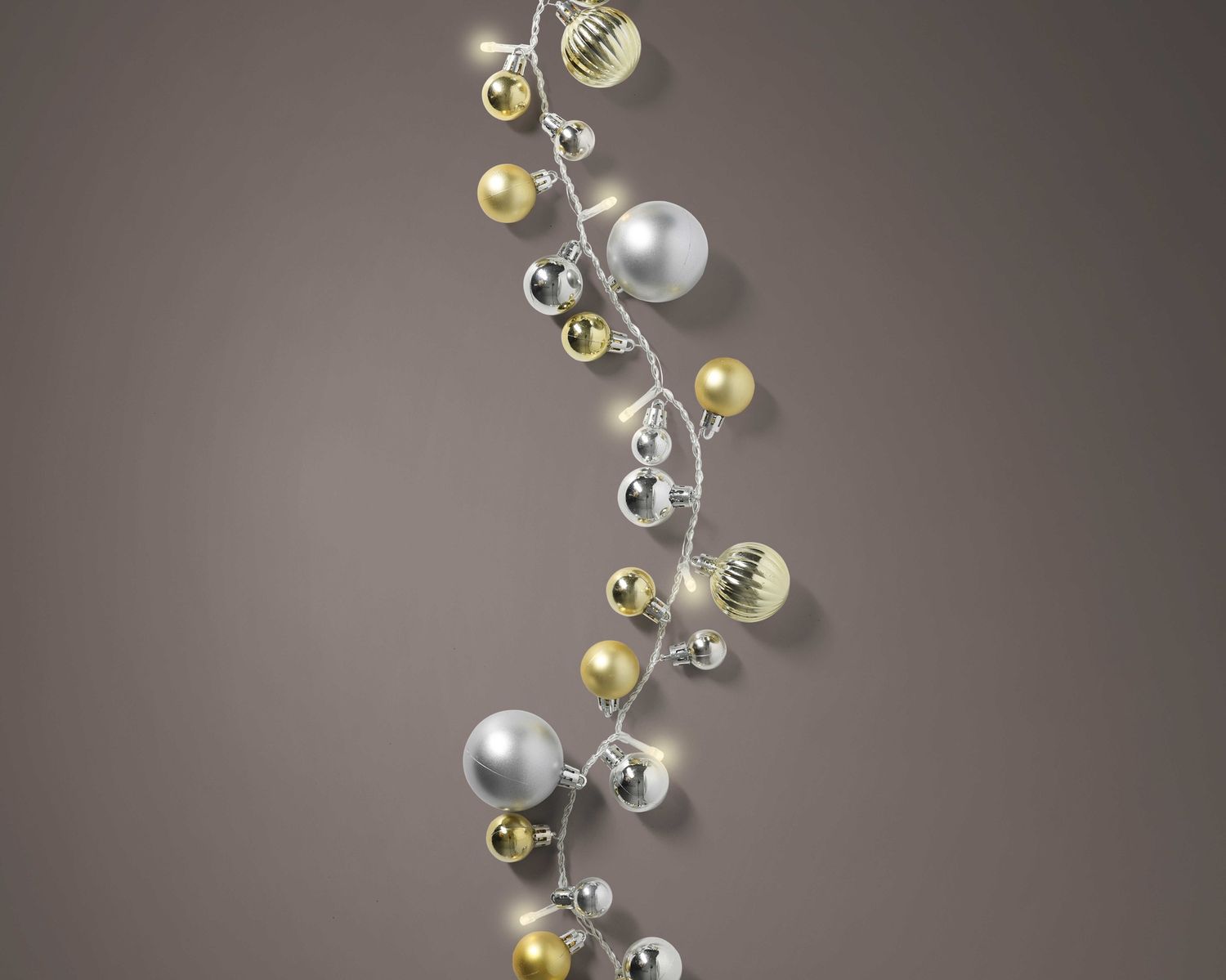 GOLD & SILVER BAUBLE LED STRING LIGHT GOLD & SILVER BAUBLE LED STRING LIGHT