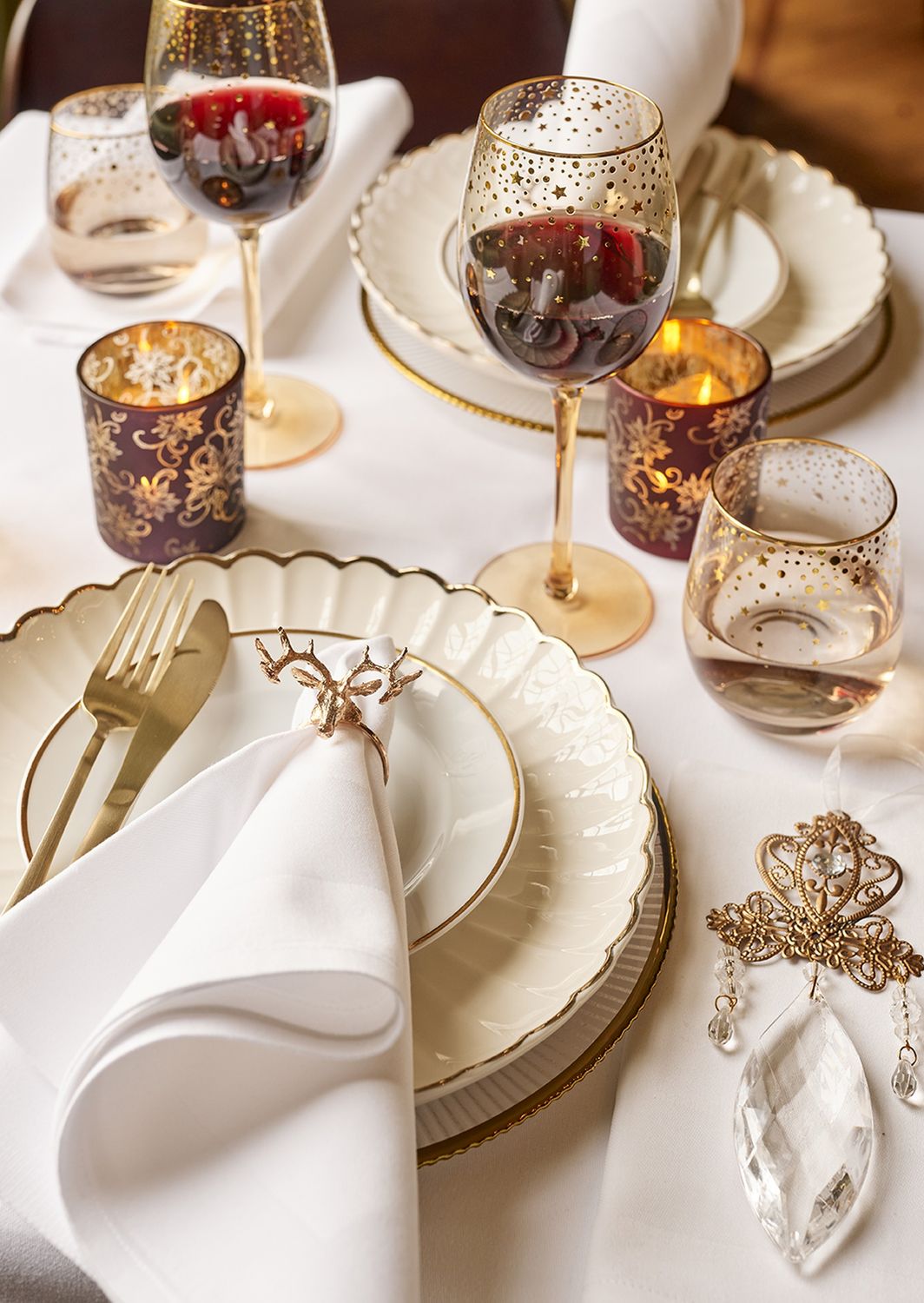 SCALLOPED GOLD RIM PORCELAIN DINNER PLATE