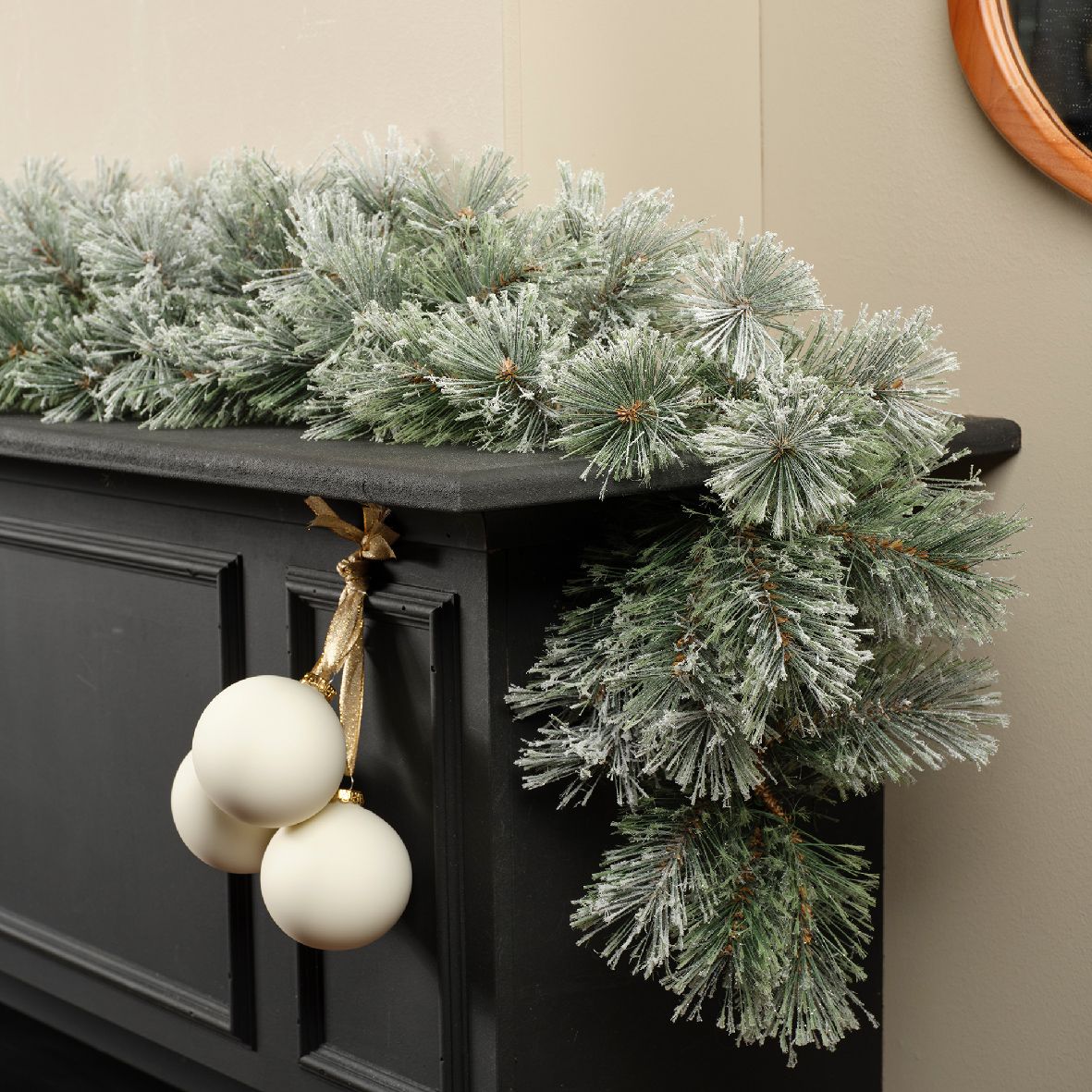 SNOWY CASHMERE CHRISTMAS GARLAND