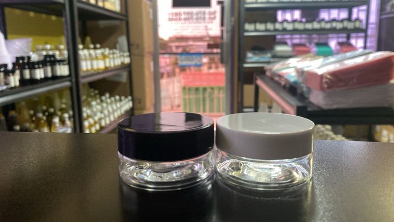 Low Profile Plastic Jars with Lids - 1oz (25ml)
