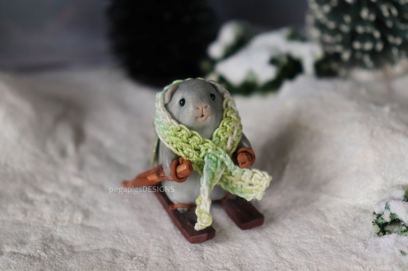Pegapiggy on ski with scarf (removeable)