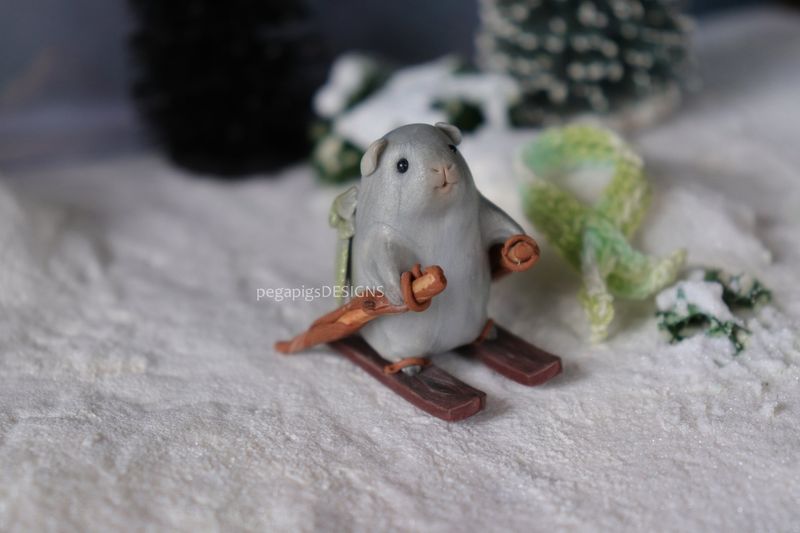 Pegapiggy on ski with scarf (removeable)