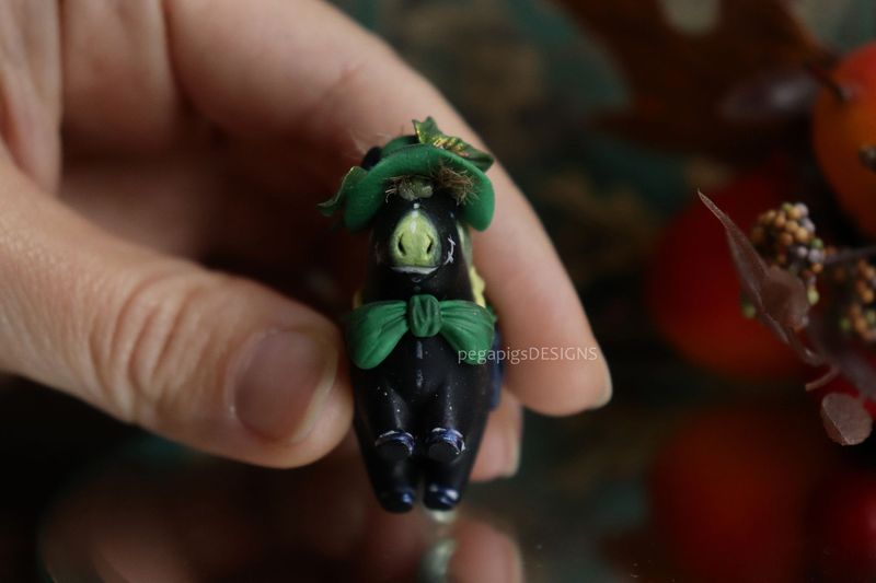 Scarecrow Pegawiehi Figurine - Green