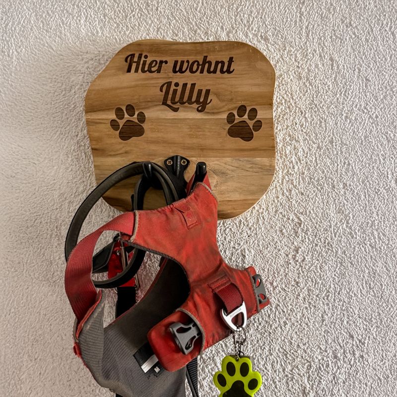 Personalisierte Hundegarderobe aus Holz – mit Gravur, Name, Pfote & Silhouette – Wandhaken für Leine & Halsband