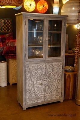 vitrinekast mangohout - light grey washed - kast met lotus houtsnijwerk en glasdeuren