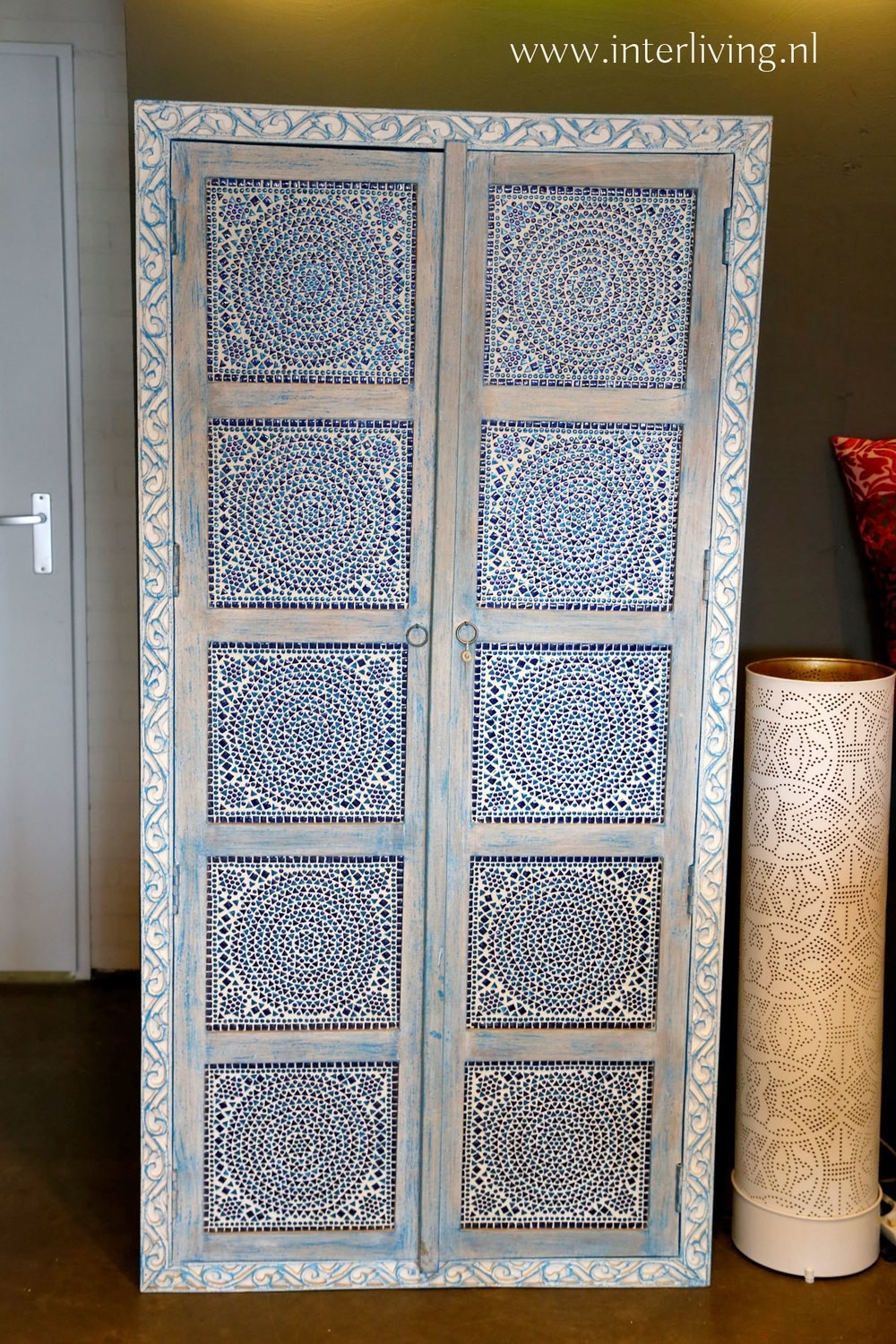 Massief hoge houten kast blue washed 180*90*40 cm met blauw glasmozaïek