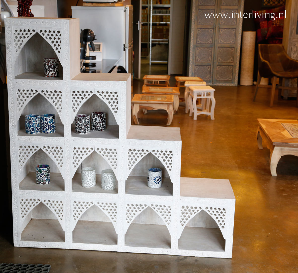 trap vormige kast van mango hout met houtsnijwerk van oosterse bogen - white wash