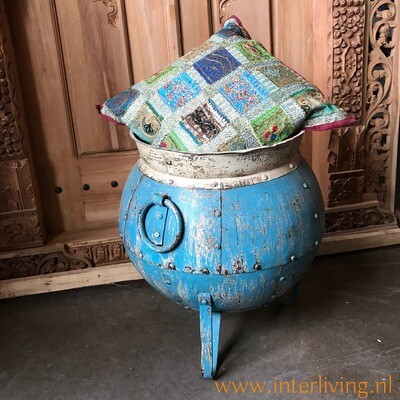 vintage verweerde metalen grote hang pot XL of tuimelkruik in verweerde look ijzeren met houder - oude stijl met roest - blauw wit tinten - handgemaakt uit India vintage verweerde metalen grote hang pot XL of tuimelkruik in verweerde look ijzeren met houder - oude stijl met roest - blauw wit tinten - handgemaakt uit India