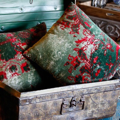 vintage kelim vloerkleed kussen -  bohemian stijl - groen rood verweerde tapijt look - velvet / fluweel - 45 x 45 cm