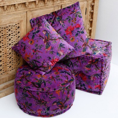Bohemian fluweel zachte poef - diep paars - botanische print met "Birds in Paradise  met bloemen - velours  (velvet) - rond model 25 cm hoog / Ø 50 cm