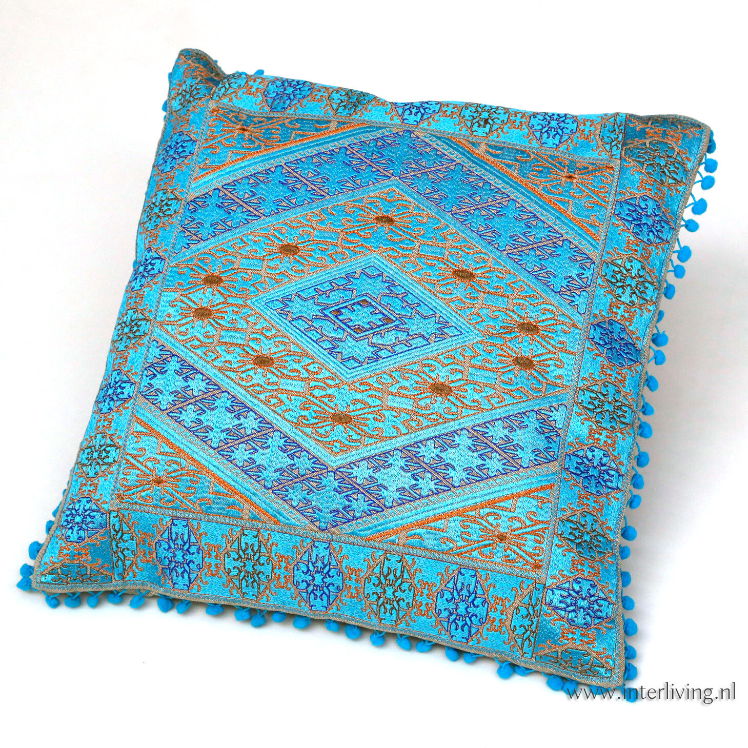 sierkussen blauw met ecru & goud tinten - geweven geometrische Marokkaanse jacquard patronen - pom pom rand - 50 cm