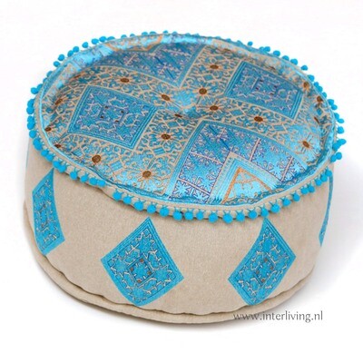 poef rond blauw met ecru &amp; goud tinten - geweven geometrische Marokkaanse jacquard patronen - pom pom rand - Ø 50 cm / h 25 cm