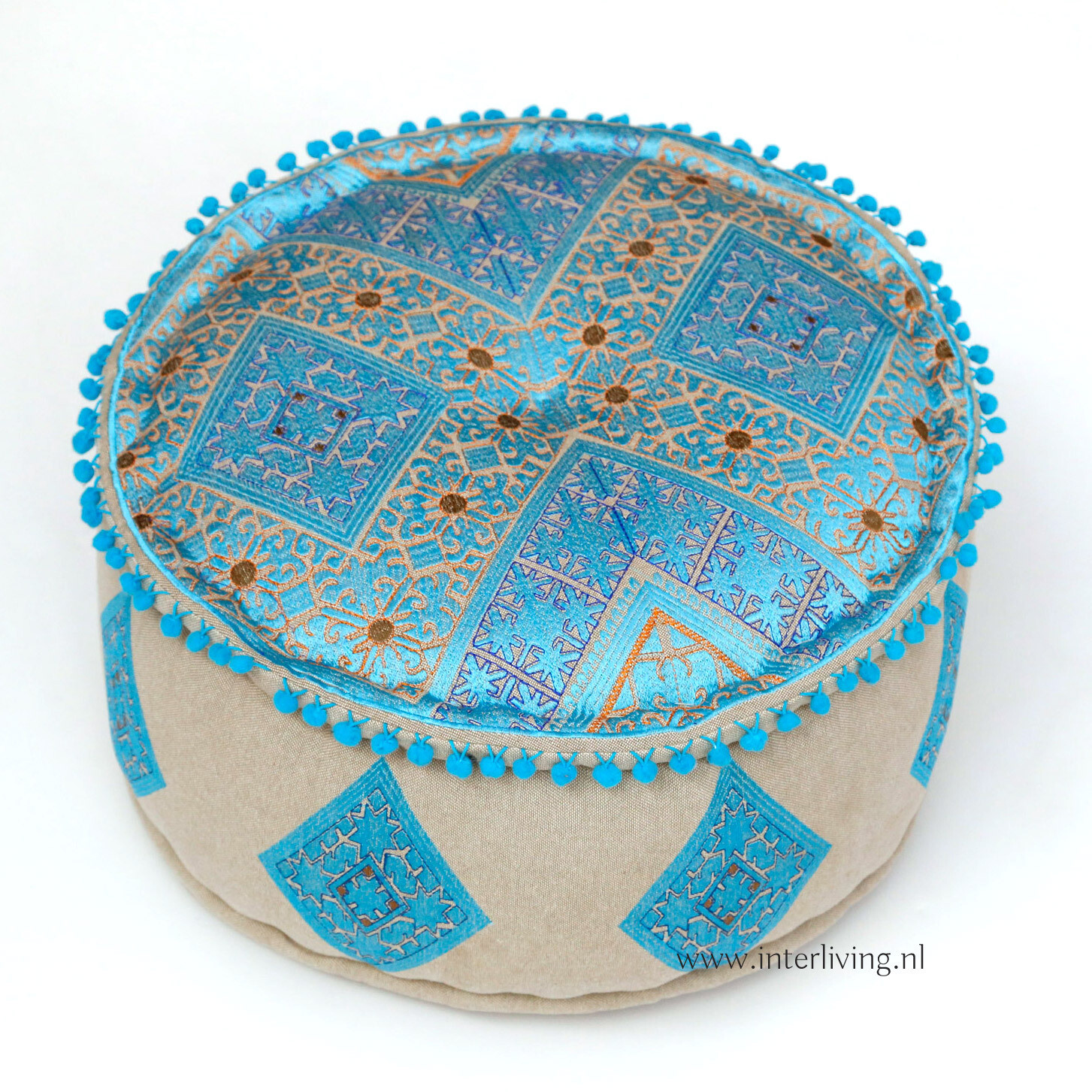 poef rond blauw met ecru & goud tinten - geweven geometrische Marokkaanse jacquard patronen - pom pom rand - Ø 50 cm / h 25 cm