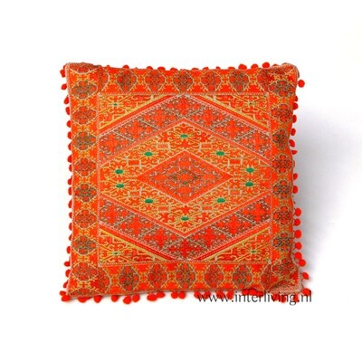 sierkussen oranje met ecru &amp; goud tinten - geweven geometrische Marokkaanse jacquard patronen - pom pom rand - 40 cm