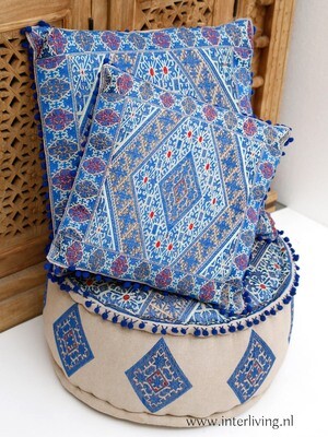 sierkussen in blauw tinten met ecru &amp; goud kleur - geweven geometrische Marokkaanse jacquard patronen - pom pom rand - 40 cm