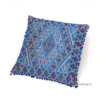 sierkussen in blauw tinten met ecru & goud kleur - geweven geometrische Marokkaanse jacquard patronen - pom pom rand - 40 cm