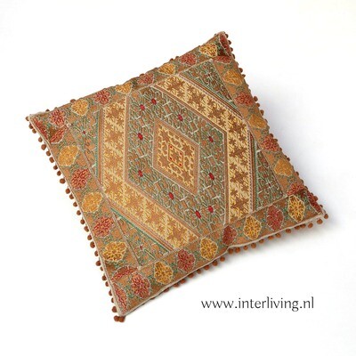 sierkussen in goudbruin tinten met ecru & goud kleur - geweven geometrische Marokkaanse jacquard patronen - pom pom rand - 50 cm
