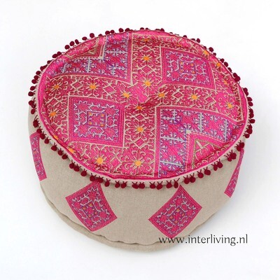 poef rond roze met ecru & goud tinten borduurwerk - geweven geometrische Marokkaanse jacquard patronen - pom pom rand - Ø 50 cm / 25 cm hoog poef rond roze met ecru & goud tinten borduurwerk - geweven geometrische Marokkaanse jacquard patronen - pom pom rand - Ø 50 cm / 25 cm hoog