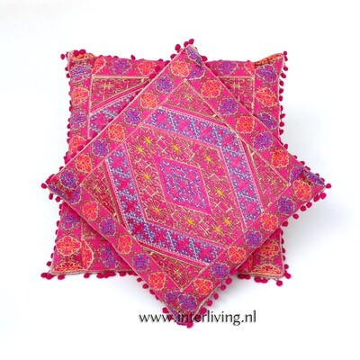 sierkussen roze met ecru &amp; goud tinten borduurwerk - geweven geometrische Marokkaanse jacquard patronen - pom pom rand - 50 cm