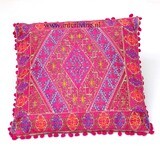 sierkussen roze met ecru &amp; goud tinten borduurwerk - geweven geometrische Marokkaanse jacquard patronen - pom pom rand - 50 cm