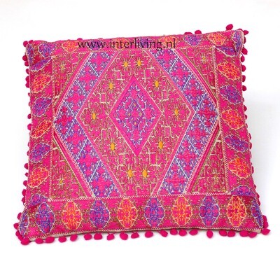 sierkussen roze met ecru & goud tinten borduurwerk - geweven geometrische Marokkaanse jacquard patronen - pom pom rand - 50 cm
