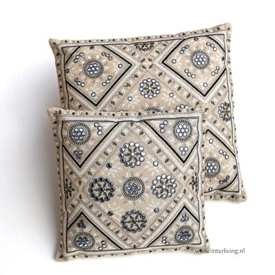 Boho kussen - tribal Ibiza design met mirror spiegeltjes en grijs borduurwerk op ecru  / beige kleur katoen - handgemaakt - 50 cm