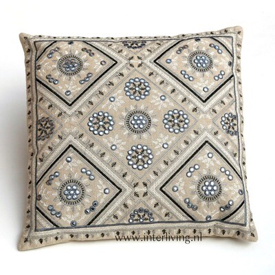 Boho kussen - tribal Ibiza design met mirror spiegeltjes en grijs borduurwerk op ecru  / beige kleur katoen - handgemaakt - 50 cm