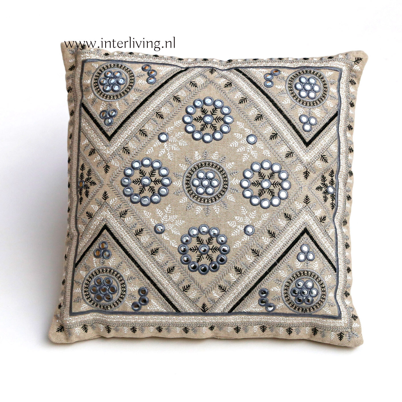 Boho kussen - tribal Ibiza design met mirror spiegeltjes en grijs borduurwerk op ecru  / beige kleur katoen - handgemaakt - 40 cm