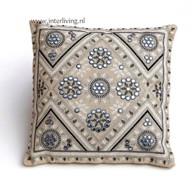 Boho kussen - tribal Ibiza design met mirror spiegeltjes en grijs borduurwerk op ecru  / beige kleur katoen - handgemaakt - 40 cm