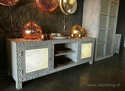 TV kast van mangohout - white washed met houtsnijwerk en transparant glasmozaiek