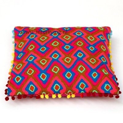 kussen zigzag retro patronen in de kleuren bruin "spiced honey" met neon accenten en blauwe geometrische figuren - pom pom rand - 40 cm