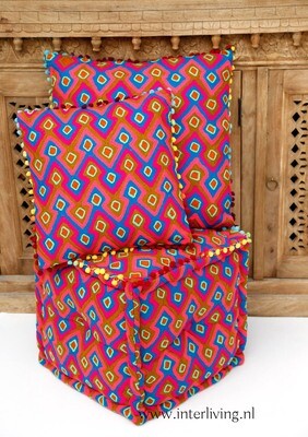 kussen zigzag retro patronen in de kleuren bruin "spiced honey" met neon accenten en blauwe geometrische figuren - pom pom rand - 50 cm