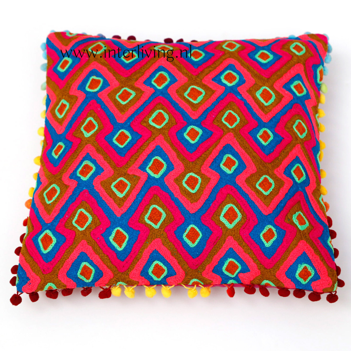 kussen zigzag retro patronen in de kleuren bruin "spiced honey" met neon accenten en blauwe  geometrische figuren - pom pom rand - 50 cm