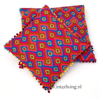 kussen zigzag retro patronen in de kleuren bruin "spiced honey" met neon accenten en blauwe  geometrische figuren - pom pom rand - 40 cm
