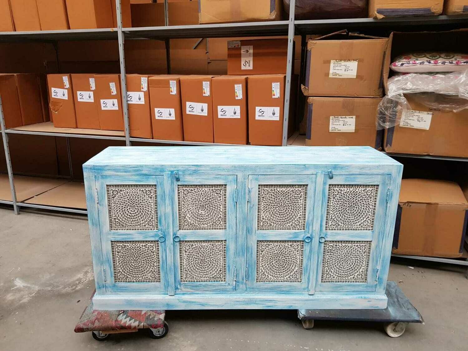 TV kast / dressoir (4 deurs) van mangohout (blue washed) met transparant glasmozaiek