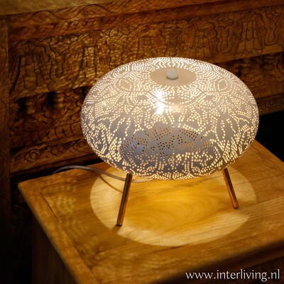 Tafellamp Tafellamp "Shade" met filigrain gaatjes - rond model - kleur mat wit met verweerd goud binnenkant van metaal / frame van drie pootjes