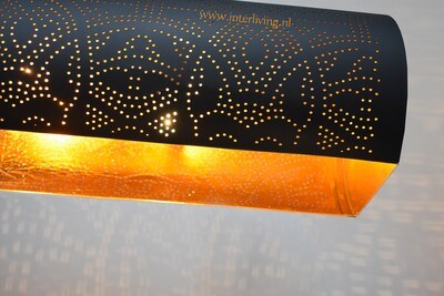 loftbar lamp in oosterse / industriële stijl - horizontale buis hanglamp van zwart metaal met ophangketting / gestanst gaatjespatronen