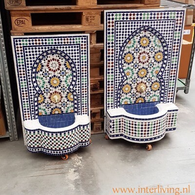 Marokkaanse fontein met gekleurde "ZILLIGES" mozaiek tegels uit Fez - handgemaakte muurfontein van tegelmozaïek met patronen voor buiten (tuin, balkon terras, patio) of binnen - groot model