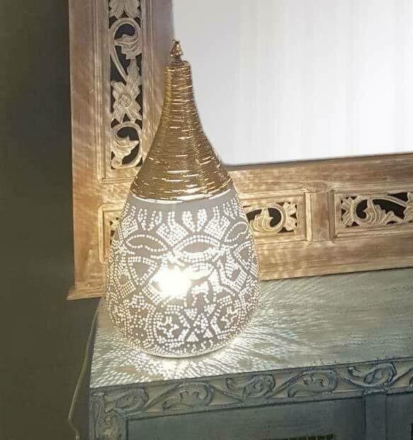 druppelmodel tafellamp - filigrain met gedraaid metaaldraad - wit met bovenkant "wire"goud