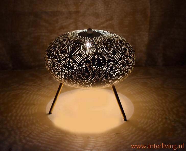 Tafellamp "Shade" Boho Nordic chic - opengewerkte filigrain gaatjes - rond model - mat zwart metaal / vintage goudkleur binnenkant  / frame van drie pootjes