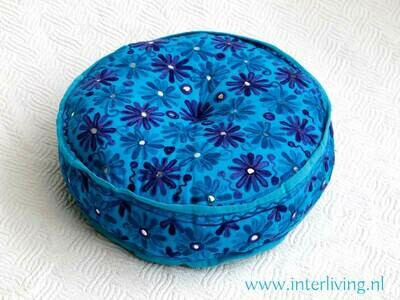 ronde poef "Indian flowers" in blauw tinten met bloemen borduurwerk