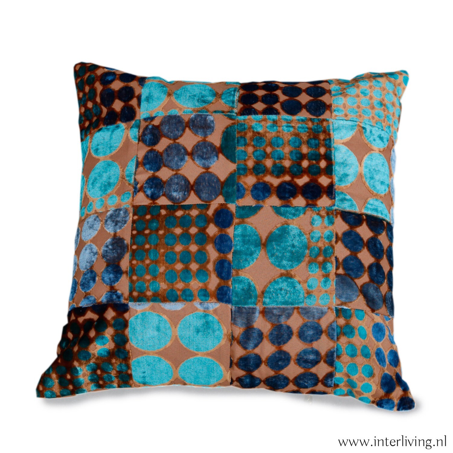 sierkussen van fluweel polka dot patchwork in turquoise blauw & petrol tinten - velvet patchwork - 45 cm